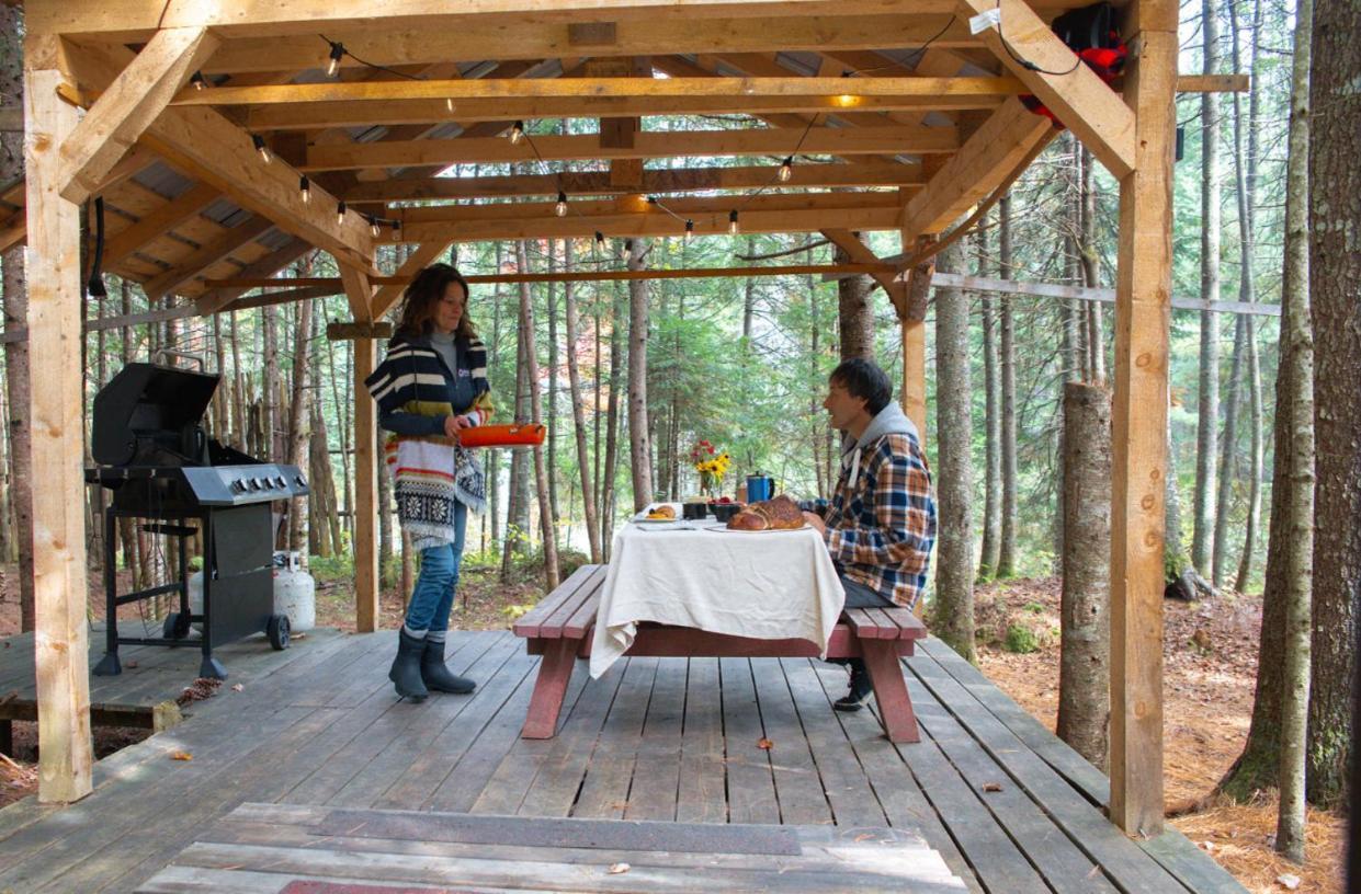 Aux Tipis De La Riviere Sauvage Saint Romain Exterior foto