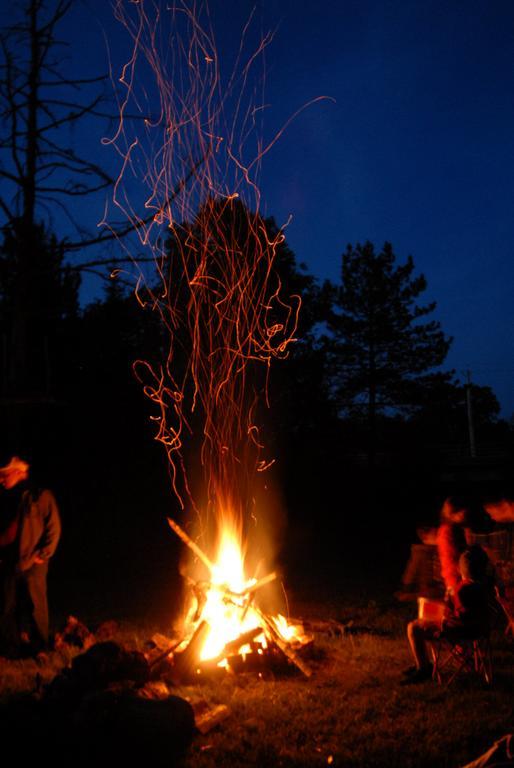 Aux Tipis De La Riviere Sauvage Saint Romain Exterior foto